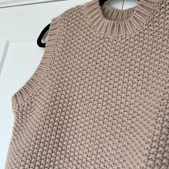 H&M Blush Pink Sweater Vest - Picture 2 of 3